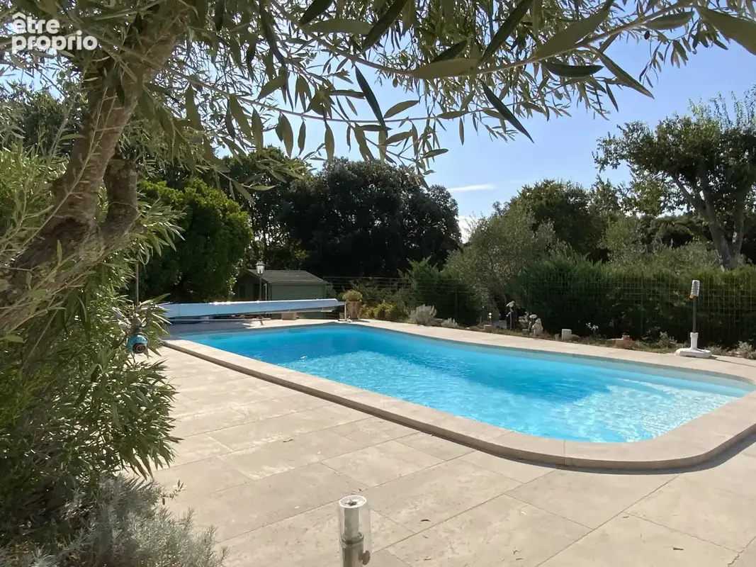 Uzès, Villa de plain pied sur terrain arboré avec piscine. - photo 13