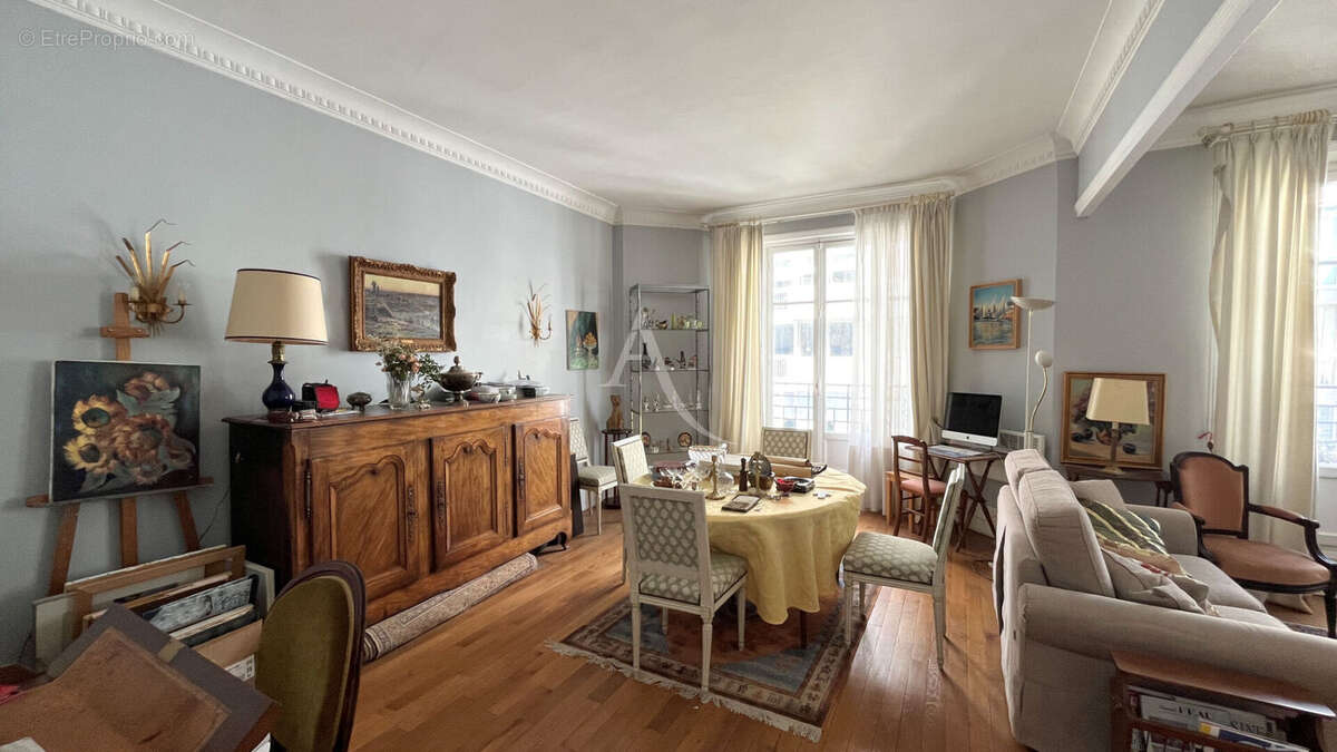 Appartement à PARIS-16E