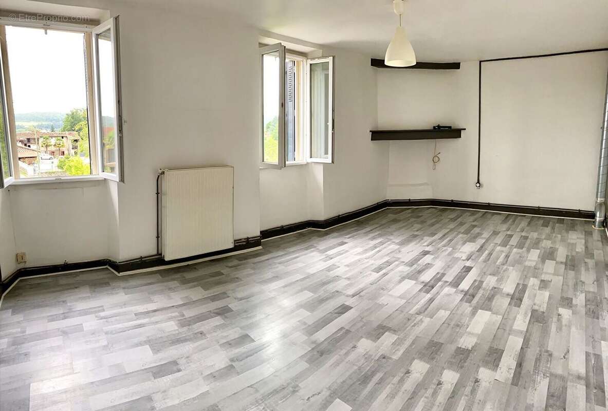 Appartement à PRAT-BONREPAUX
