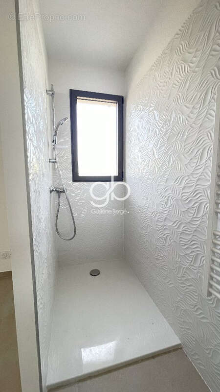 Maison à VIC-LA-GARDIOLE