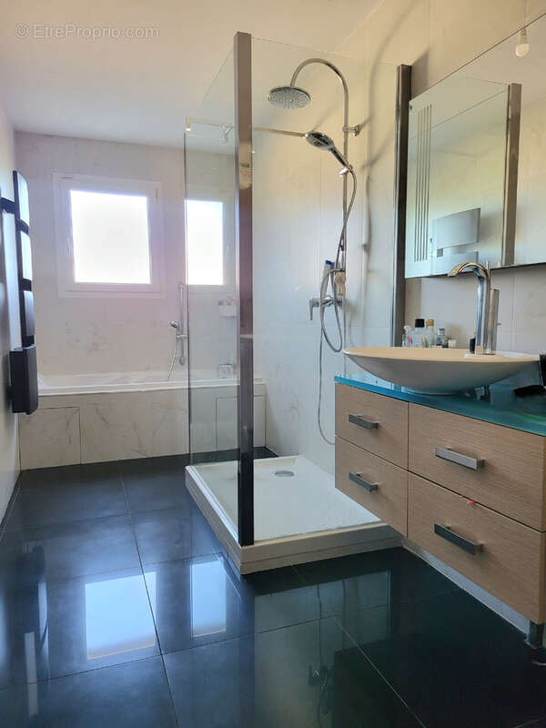 Appartement à VIC-LA-GARDIOLE