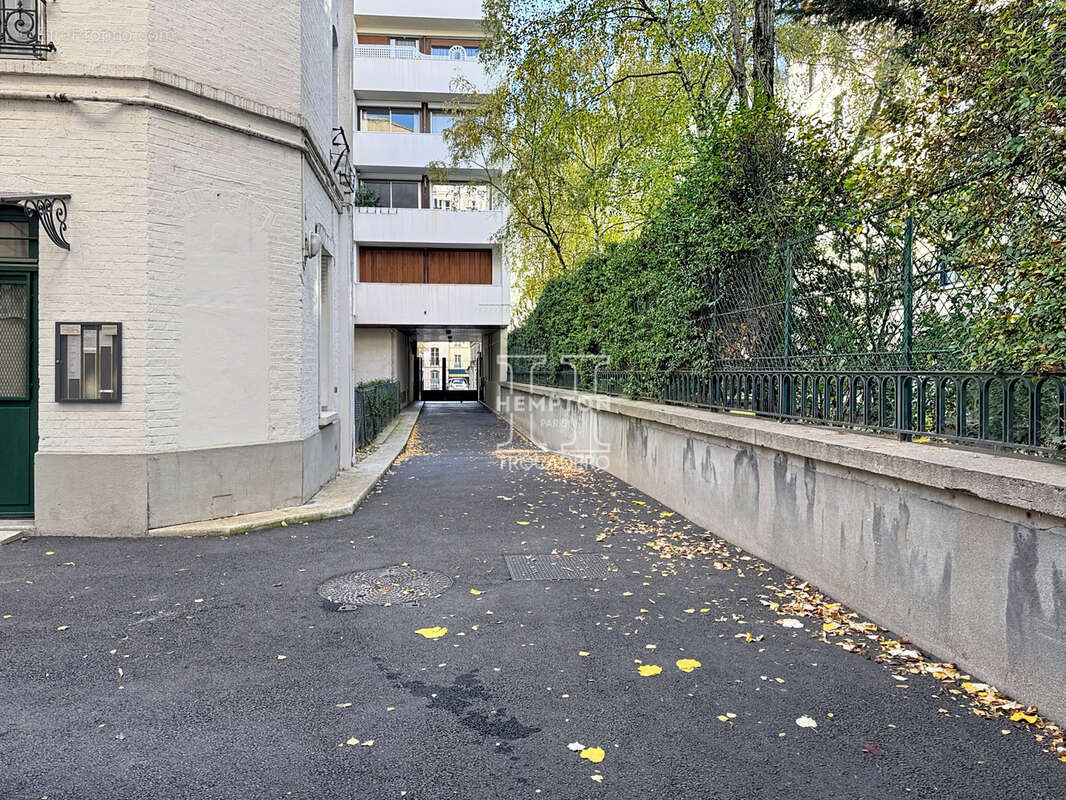 Parking à PARIS-16E