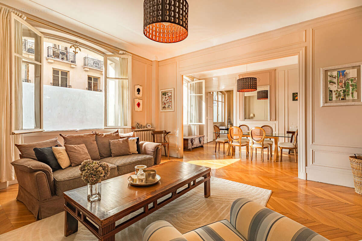 Appartement à PARIS-7E