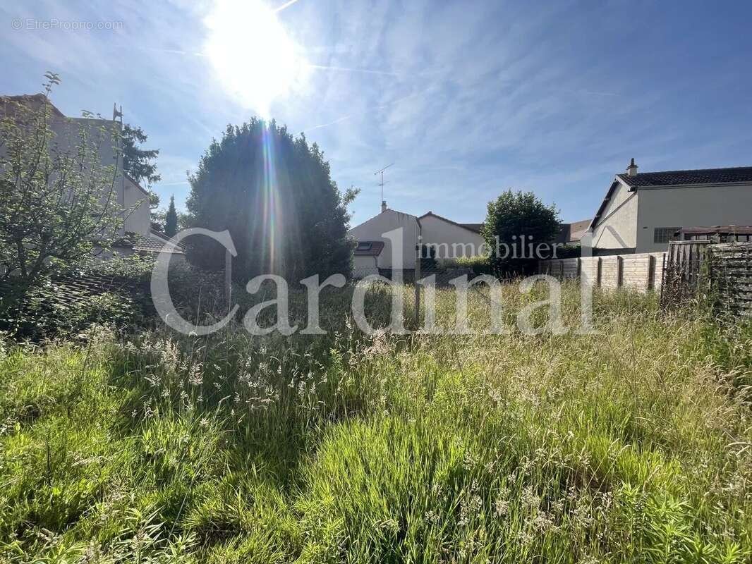 Terrain à NOISY-LE-ROI