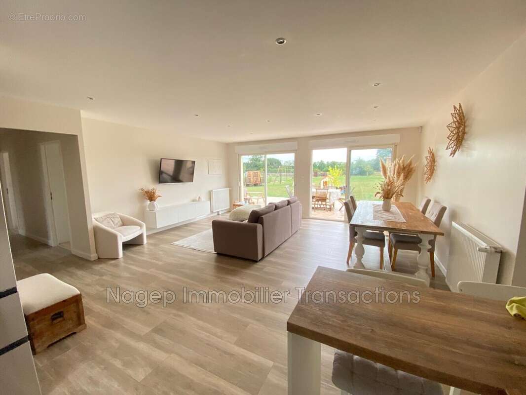 Maison à SAINT-REMY-EN-ROLLAT