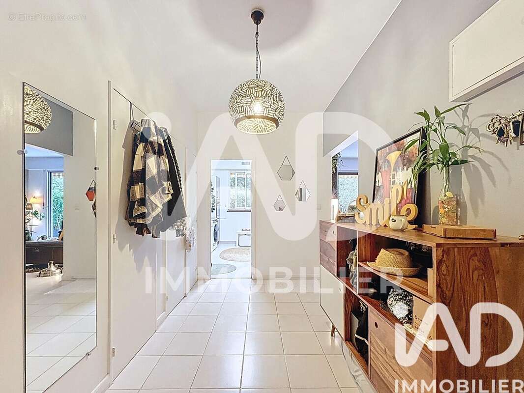 Photo 8 - Appartement à LE MESNIL-LE-ROI