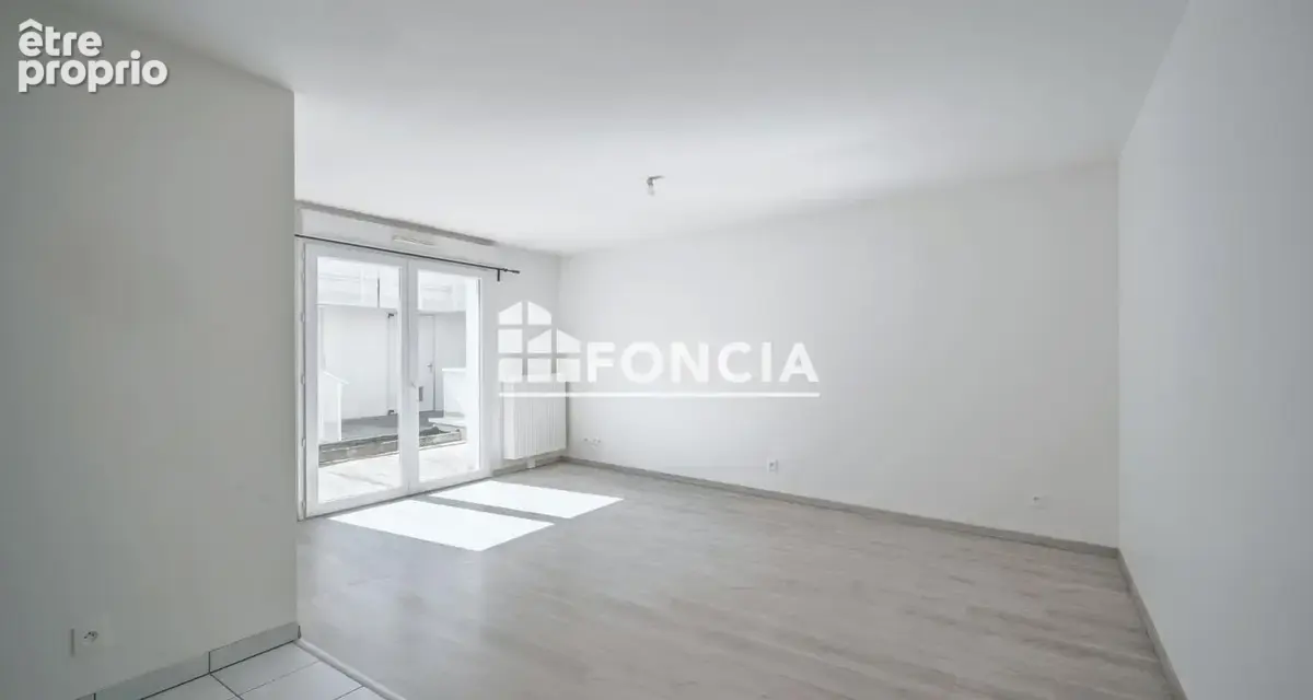 EXCLUSIVITÉ FONCIA- CARQUEFOU BOURG : T2 48,19 m2 + terrasse 7,68 m2 + stationnement sécurisé en sous-sol, à 5 minutes des comme - photo 2