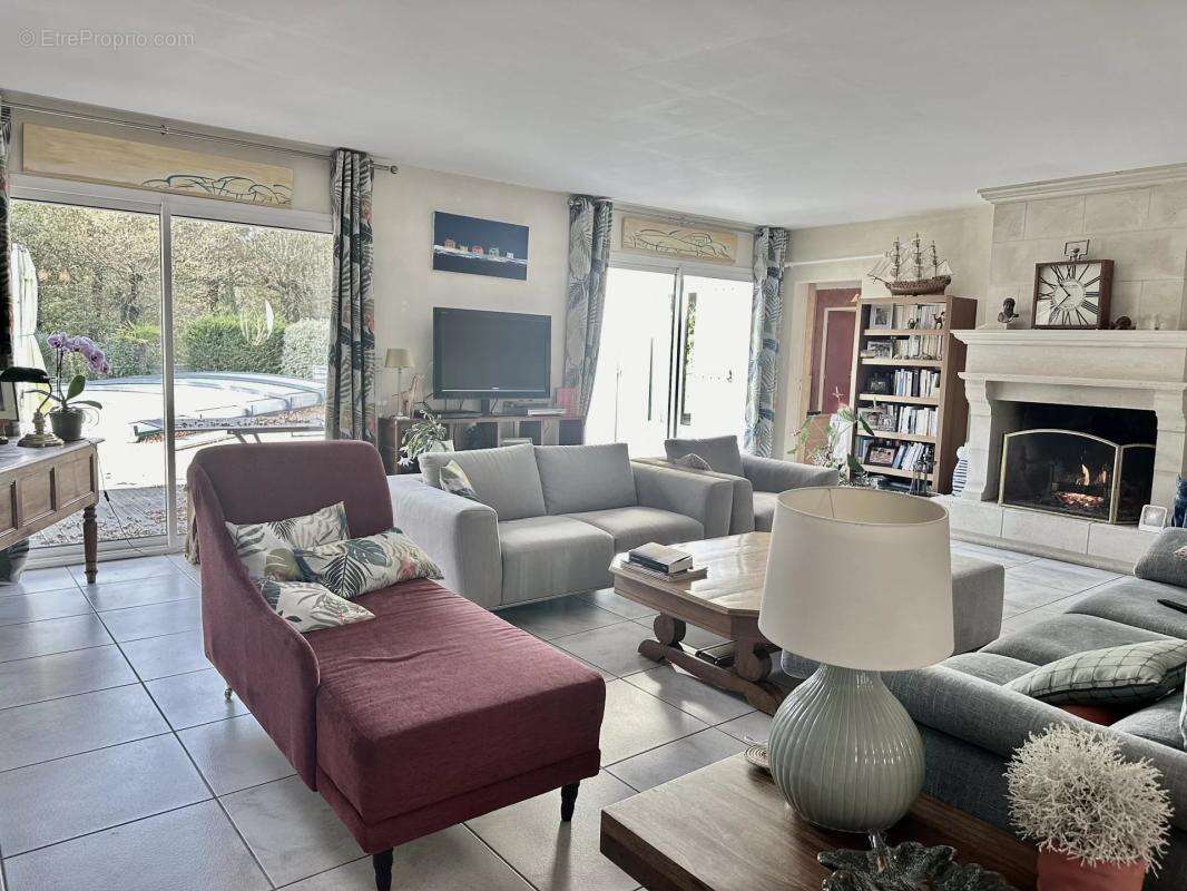 À vendre : Maison de plain-pied avec piscine et grand terrain paysagé au Cellier - photo 3