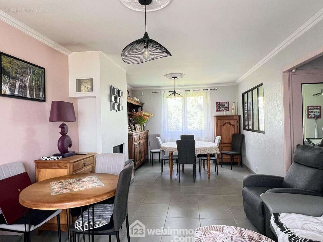 La maison dispose d'une belle pièce de vie de 24 m²... - Maison à MONTREUIL-JUIGNE