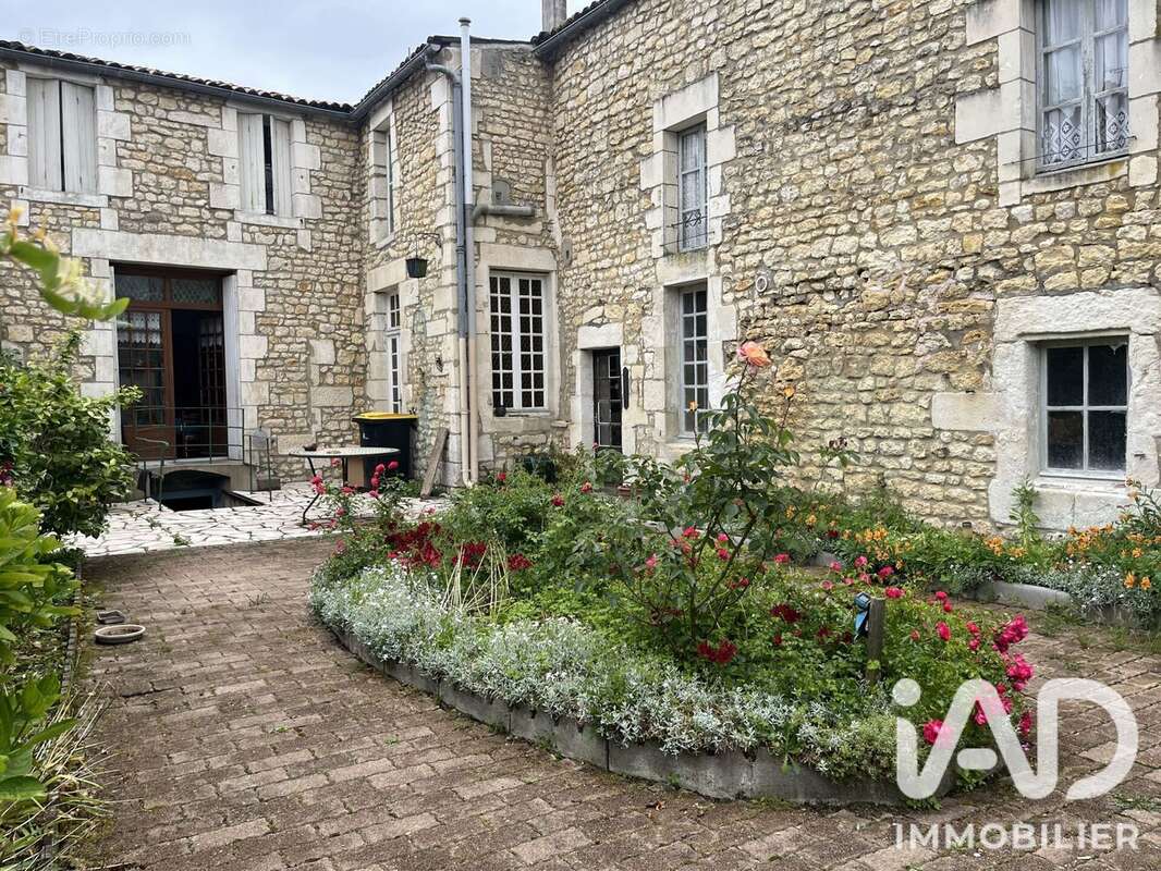 Maison 223 m² à Le Gua  - photo 6