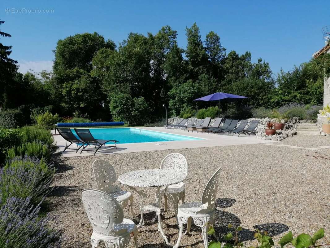 Maison à NANTEUIL-AURIAC-DE-BOURZAC