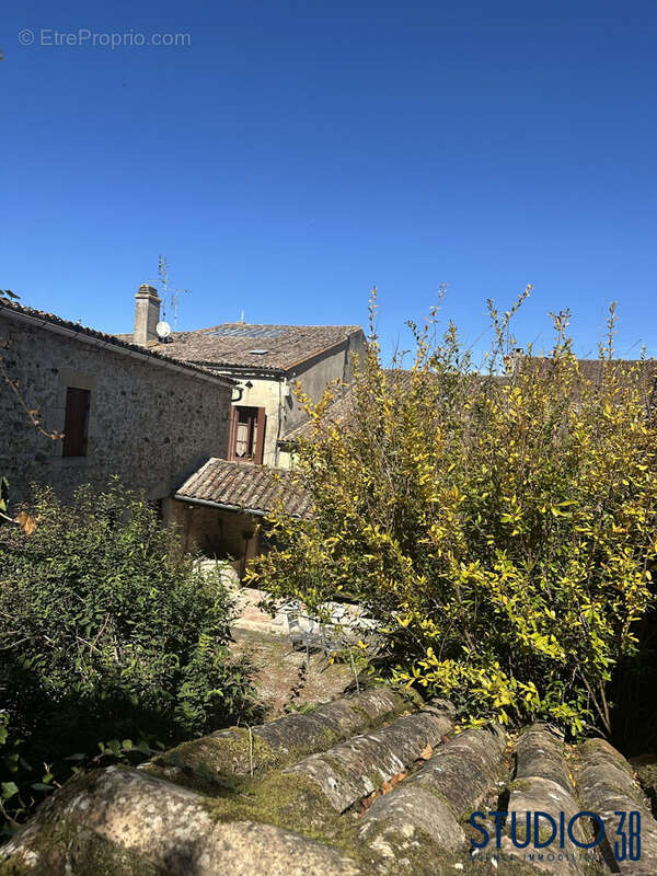 VUE SUR LE GARAGE - Maison à PELLEGRUE
