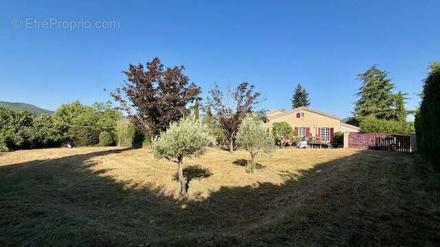 Maison familiale avec appartement et piscine sur 3020m2 de terrain - photo 2