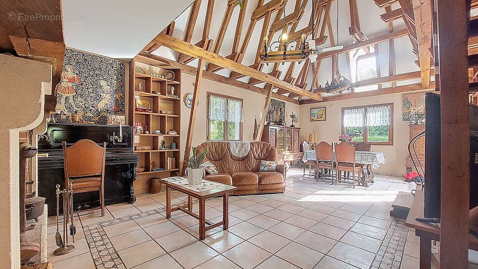 Maison à SAINT-PIERRE-DE-CHIGNAC
