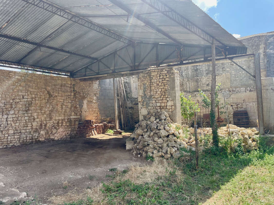 Bâtiment (ancienne maison) en cours de rénovation avec dépendances et parcelle attenante - photo 3
