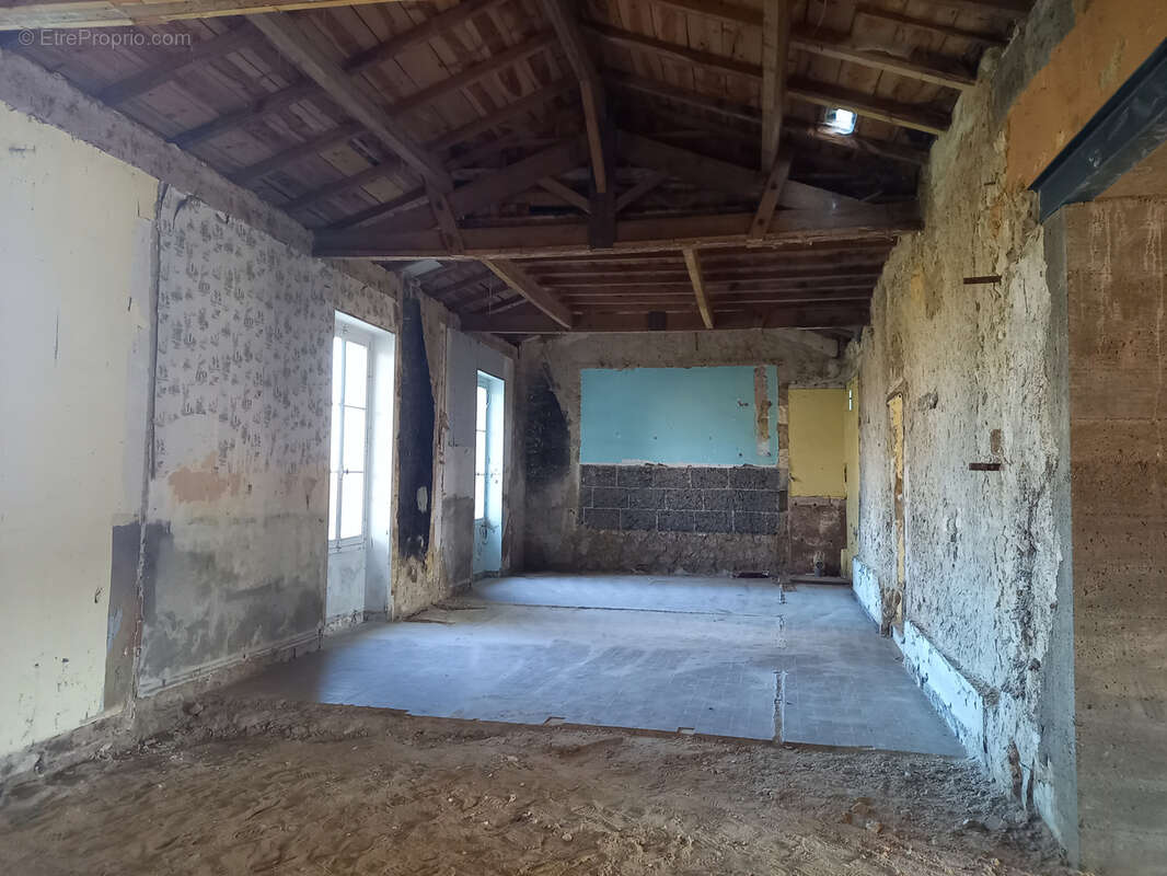 Maison à SAINT-SEURIN-DE-CURSAC