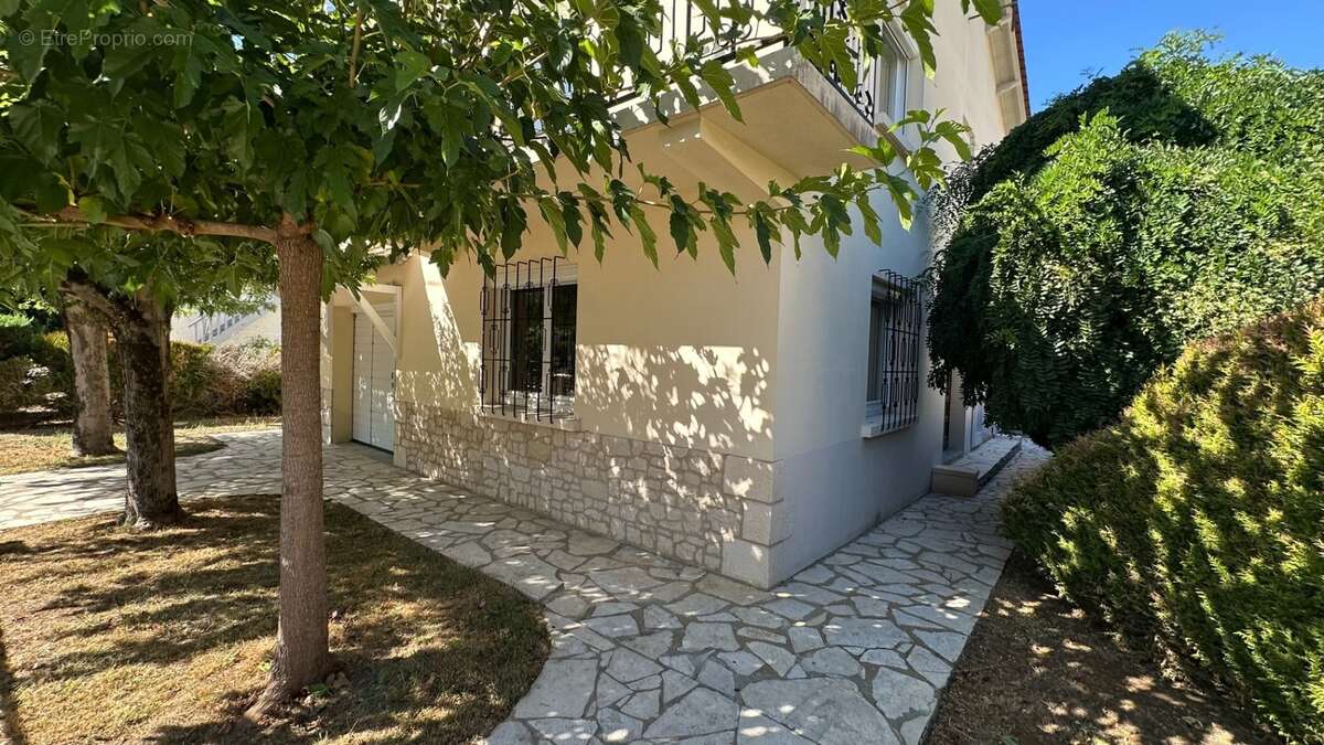 BERGERAC – Maison familiale de 174 m² avec garage, terrain 390 m² - photo 3