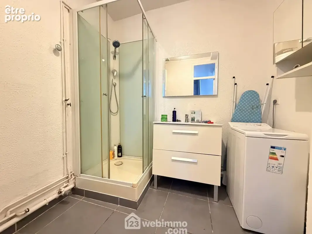 La salle de bains avec vasque sur meuble, une douche et un wc