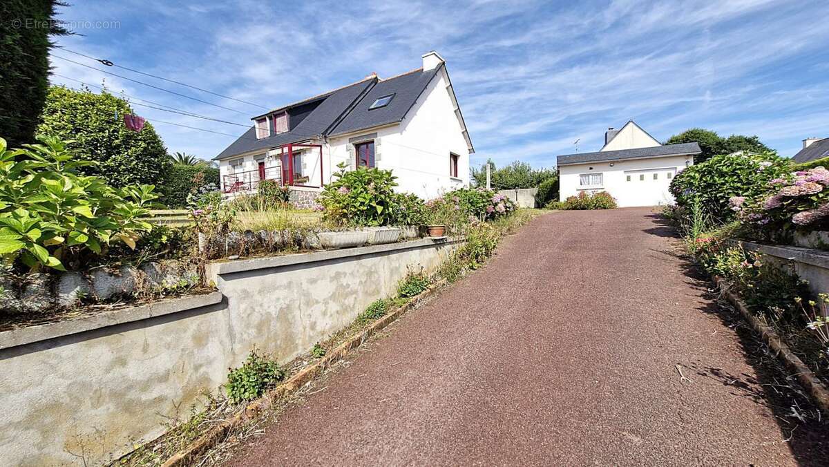 Maison traditionnelle avec garage et beau jardin clos - photo 2