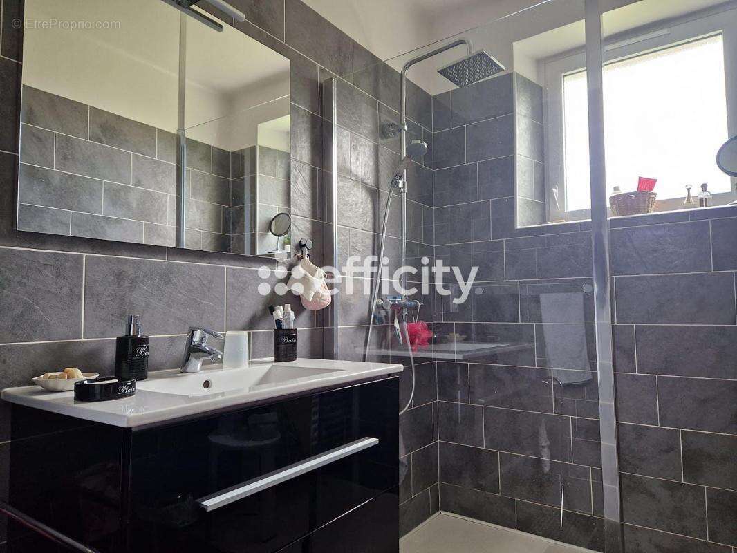 Maison à CHATEAUNEUF-DU-FAOU