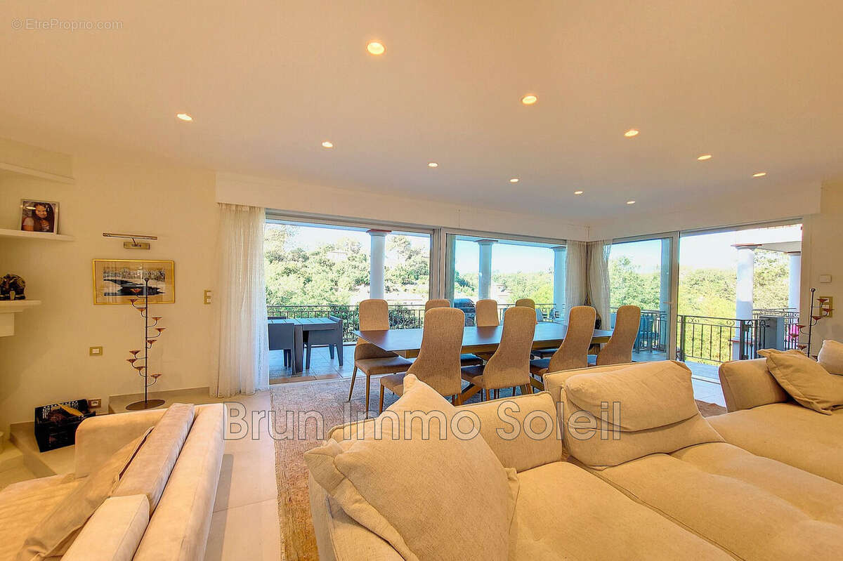 Maison à ROQUEFORT-LES-PINS