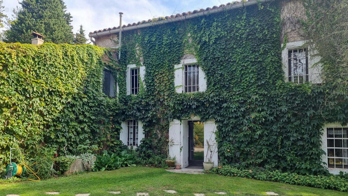 arriére - Maison à PEYREFITTE-DU-RAZES