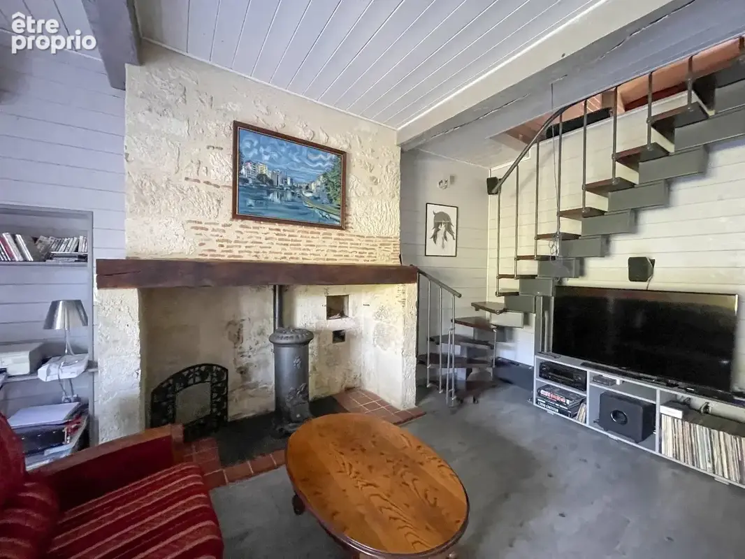 Une maison en pierres autour de sa piscine - photo 11