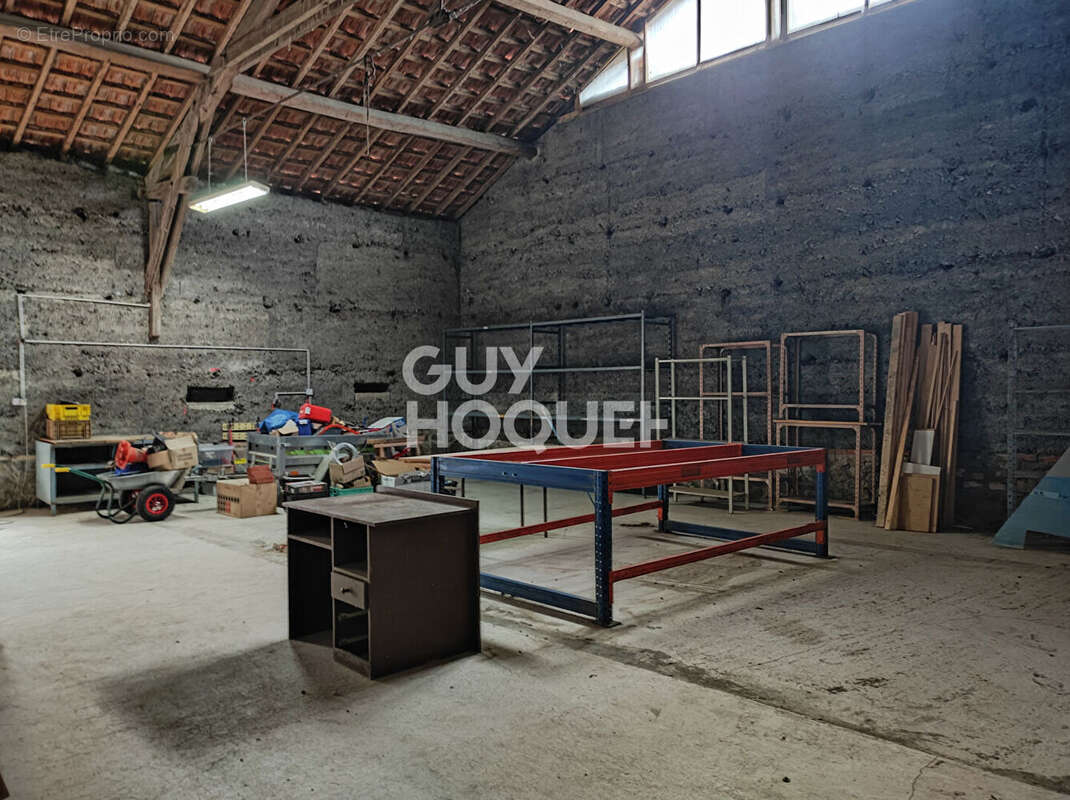 Commerce à SAINTE-AGATHE-LA-BOUTERESSE