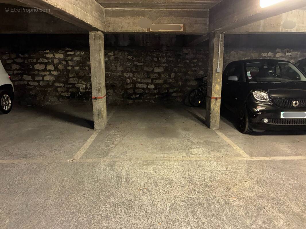 Parking à PARIS-16E