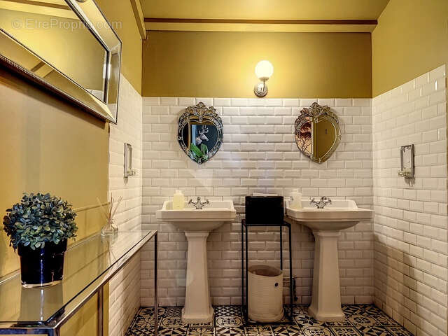 Commerce à SAINT-LAURENT-DES-ARBRES