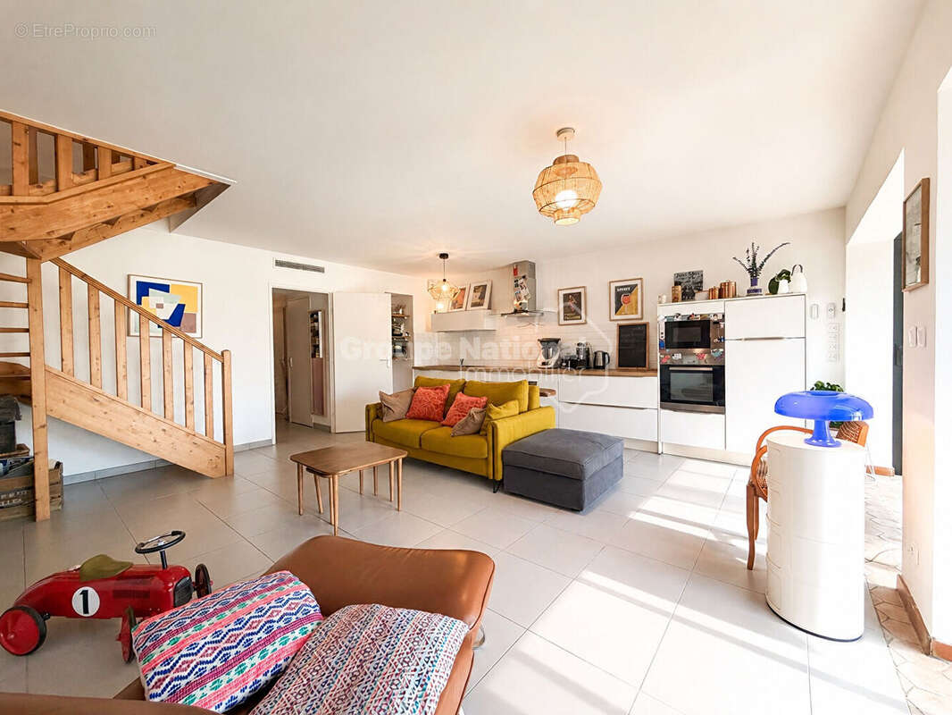 Maison T5 avec jardin, dépendance, garage et places de parking ! - photo 4