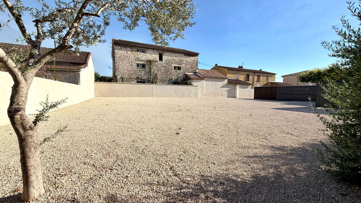 Terrain constructible de 606 m² clos par mur  avec 45% d'emprise au sol. - photo 3