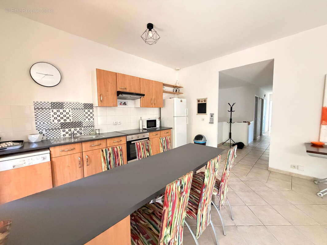 NIMES VACQUEROLLES Superbe maison 5 pièces de 115 m2 avec garage de 50 m2 et jardin - photo 7