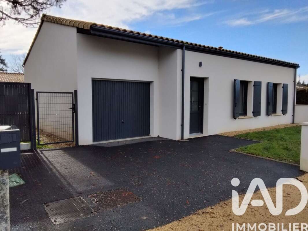 Photo 2 - Maison à VOUILLE