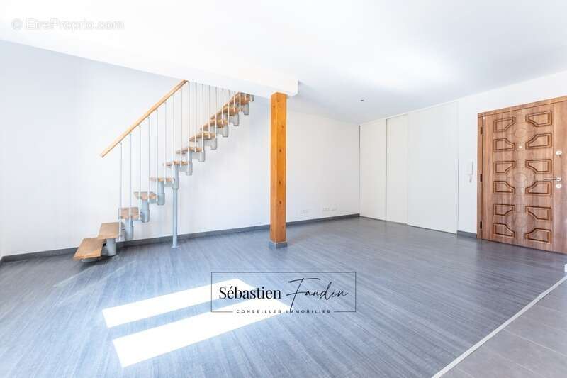 Appartement à SOLLIES-TOUCAS