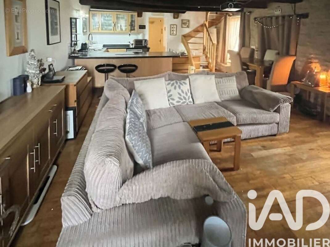 Maison 137 m² à Saint-Macoux  - photo 4