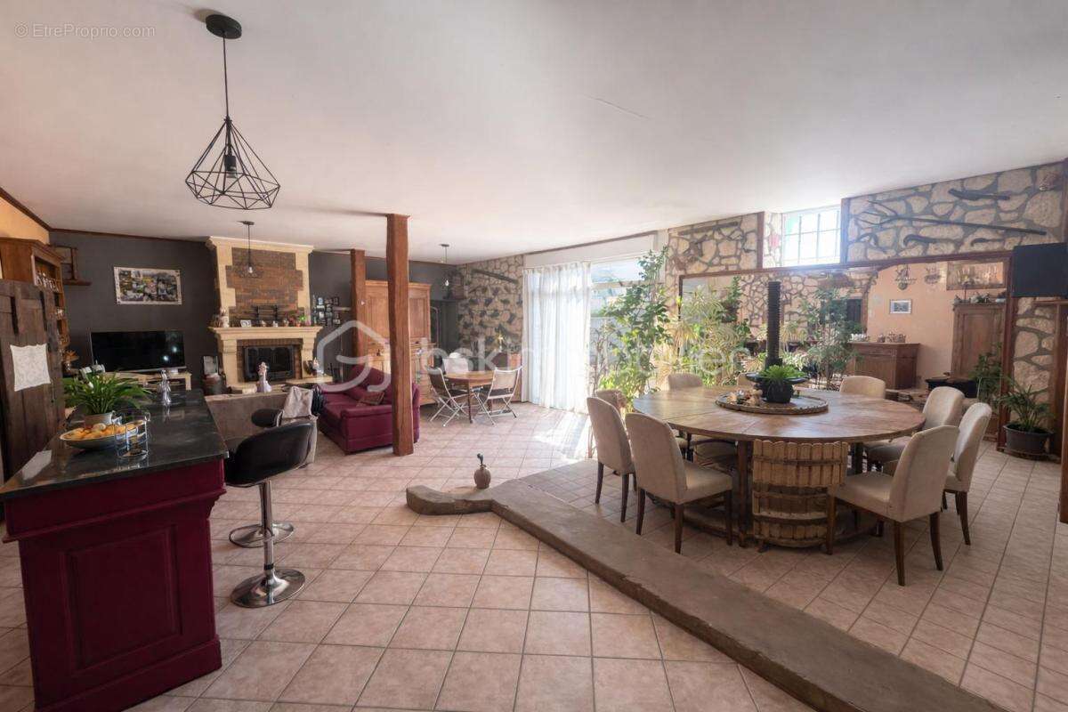  Propriété d’exception aux portes de Sonzay – Charme, volumes et potentiel unique  - photo 2