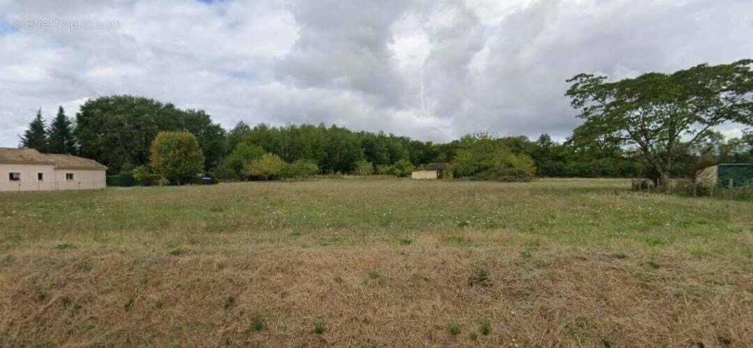 Terrain à SAINT-ASTIER