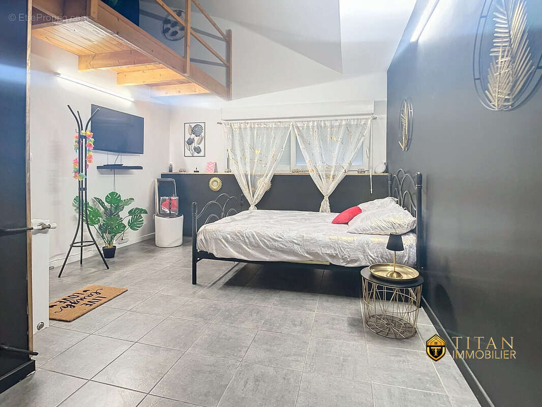 Immeuble de rapport-5 studios, 1 local commercial, un garage à Calais (62100)-titan-immobilier - Appartement à CALAIS