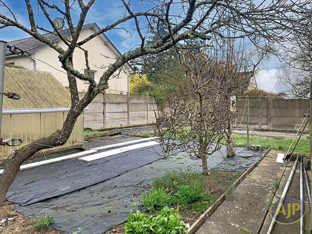 Maison à NOYANT-LA-GRAVOYERE