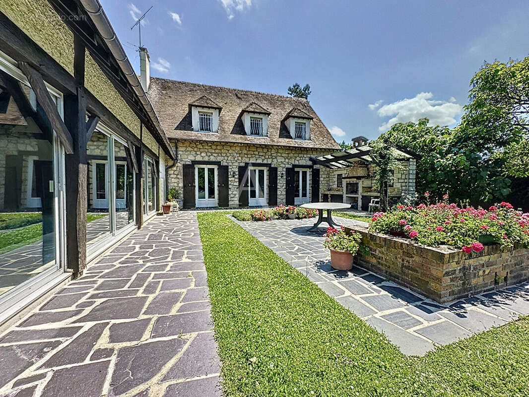 Maison sur la commune de Germiny l'Êveque - 260 m2 - 5 chambres -  jardin de 3133 m² - piscine. - photo 2
