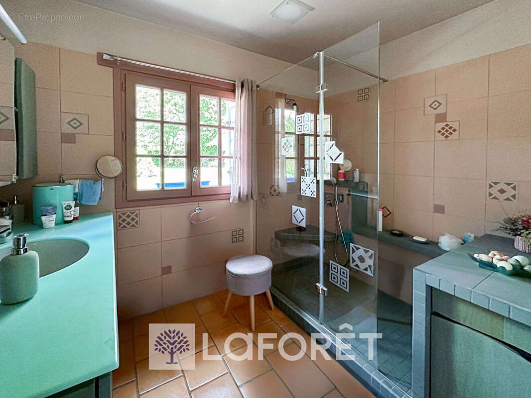 Maison à SAINT-GENIS-DE-SAINTONGE