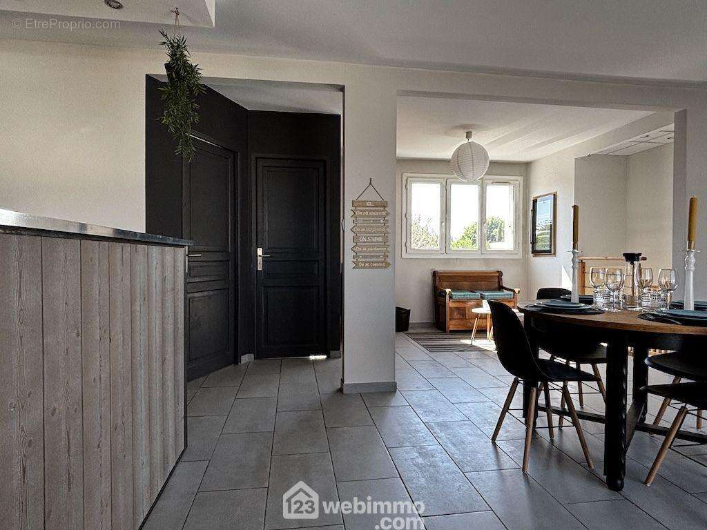 En R+1, entrée par la pièce de vie : - Maison à CHASSENEUIL-DU-POITOU