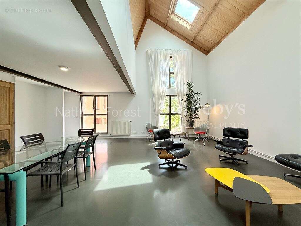 Vieux lille / rue de metz / rare t4 en duplex aux volumes hors normes ! - photo 2
