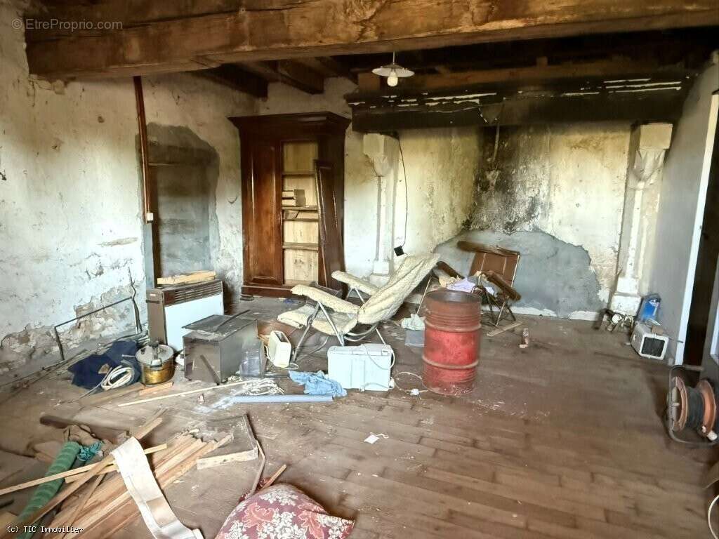 Maison de Village A Rénover Sur 1683m² - photo 12