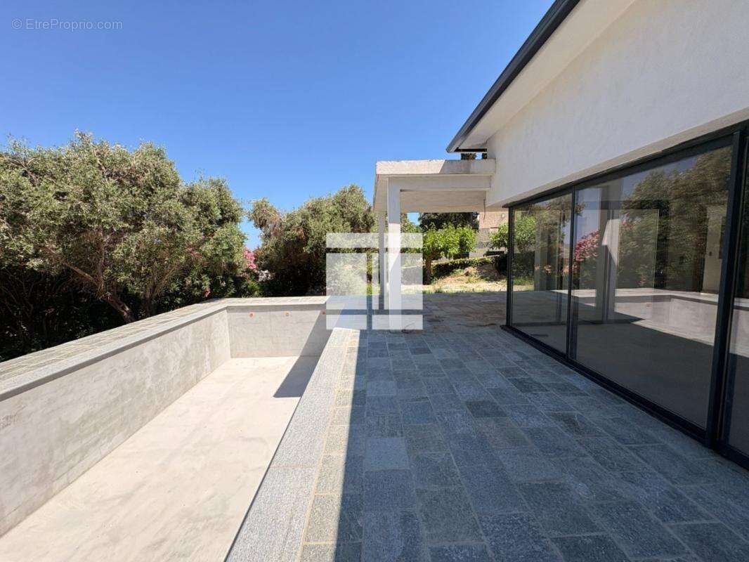 Villa contemporaine de plain pied neuve – erbalunga - photo 2