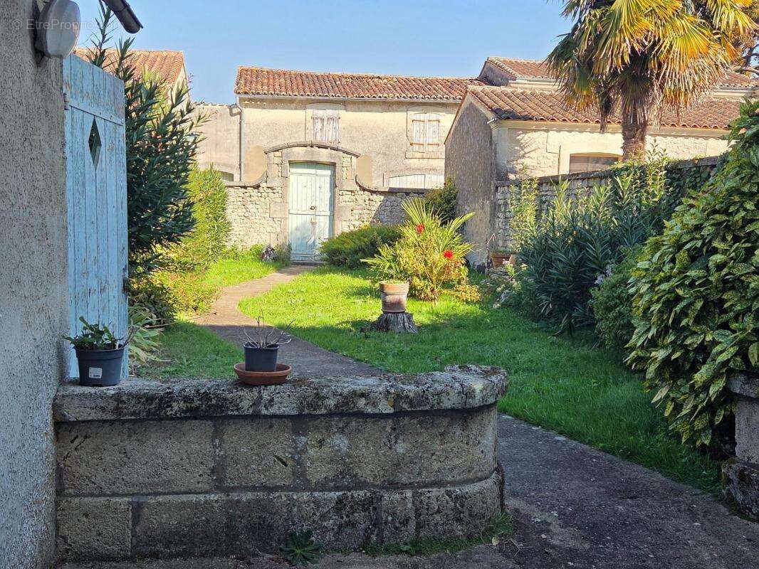Maison à SAINT-JEAN-D&#039;ANGELY