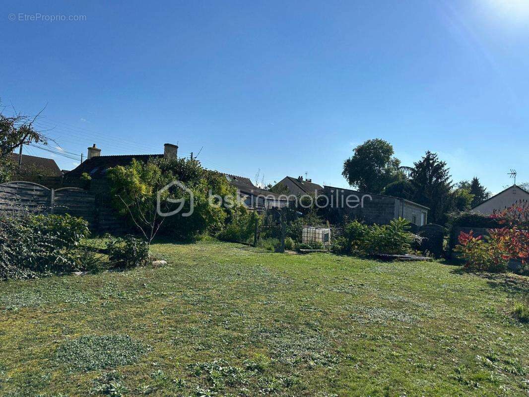 Terrain à MONCE-EN-BELIN