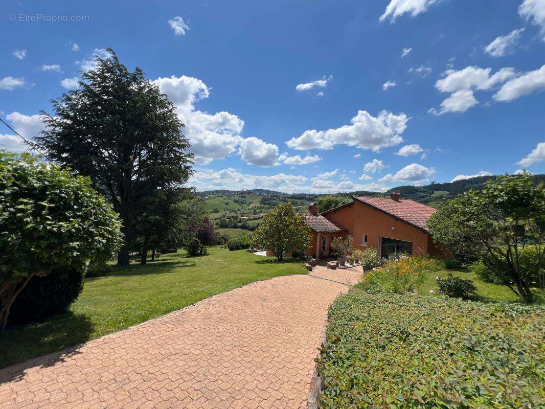 Maison à MONTROTTIER