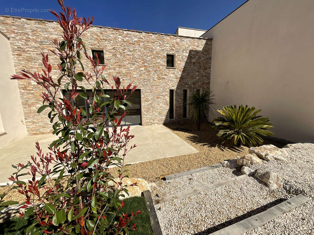 Maison à LE PUY-SAINTE-REPARADE